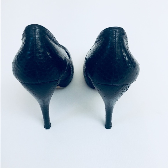 Vince Camuto Black Snake Skin Pumps Size 7.5 - Picture 3 of 6